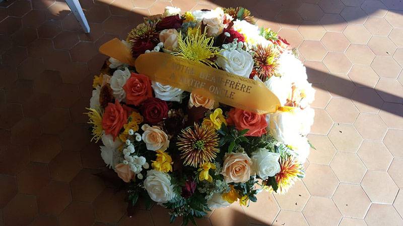 Composition-florale-blanche-jaune-orange-ruban-jaune