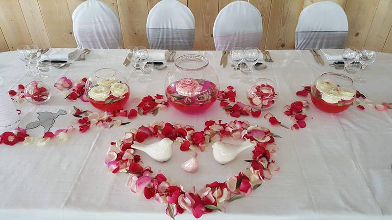Decoration-table-mariage-petales-rouges-blanches